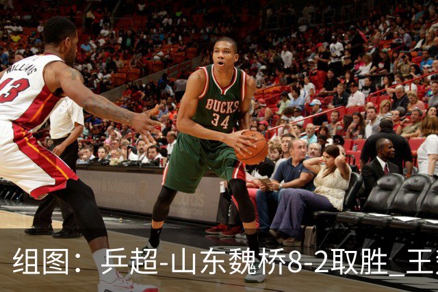 组图：乒超-山东魏桥8-2取胜 王楚钦在比赛中回球